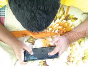 অনলাইনে পাবজি গেমস খেলায় আসক্ত এক কিশোর