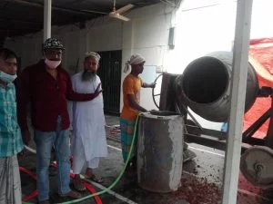 ঢালাই কাজে তদারকি করছেন,অত্র মসজিদ কমিটির এইচ এম আজাদ