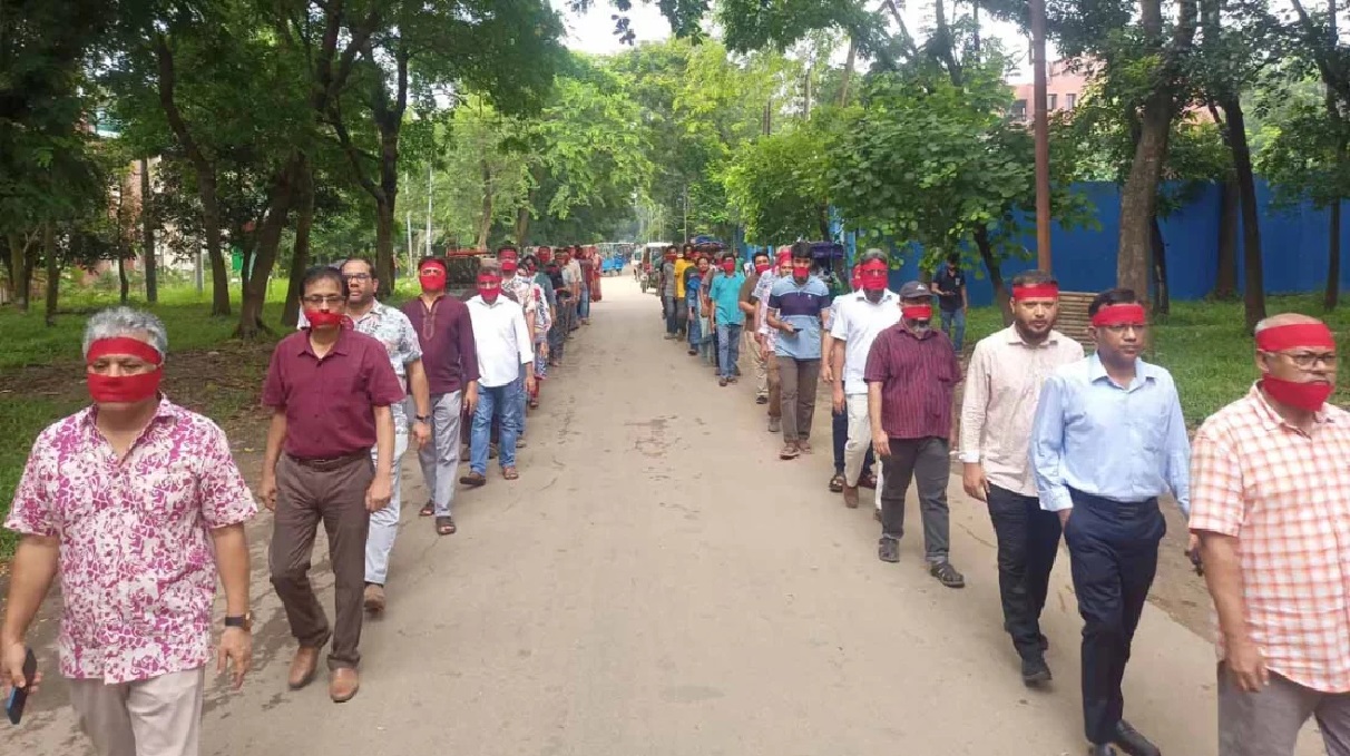 মুখে লাল কাপড় বেঁধে জাবি শিক্ষক-শিক্ষার্থীদের মিছিল