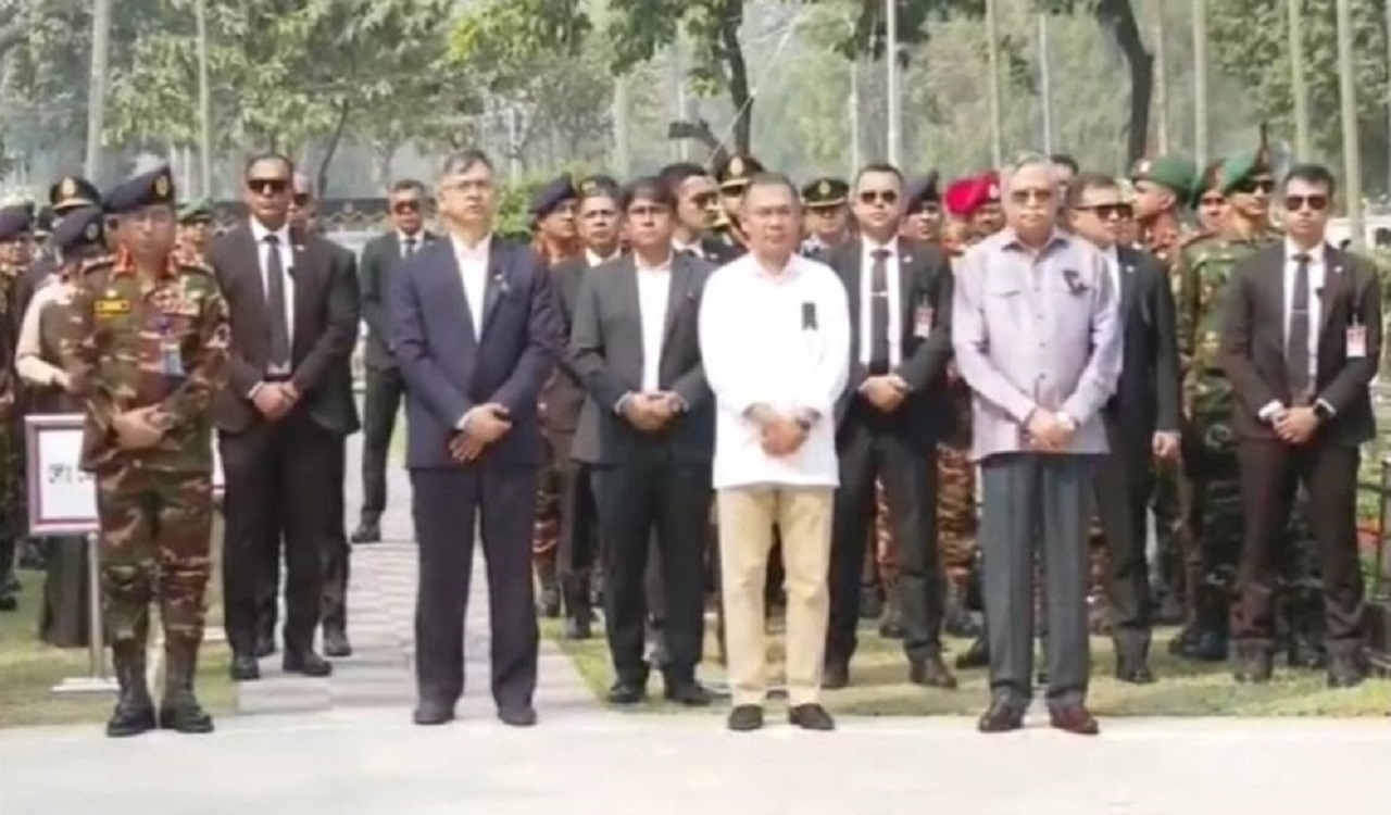বনানীতে শহীদদের প্রতি রাষ্ট্রপতি ও প্রধানমন্ত্রীর শ্রদ্ধা