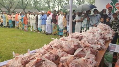 টঙ্গীবাড়িতে ১০ টাকায় এক কেজি গরুর মাংস, মুখে হাসি অসহায় মানুষের