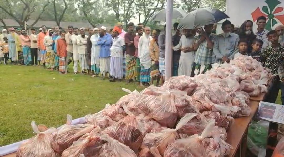 টঙ্গীবাড়িতে ১০ টাকায় এক কেজি গরুর মাংস, মুখে হাসি অসহায় মানুষের