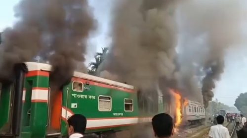 সীতাকুণ্ডে চলন্ত ট্রেনে আগুন চার ঘণ্টা পর আগুন নিয়ন্ত্রণে আনে ফায়ার সার্ভিস