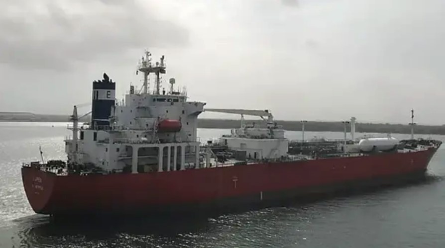 চট্টগ্রাম বন্দরে এসে পৌঁছেছে জ্বালানিবাহী ৮টি জাহাজ