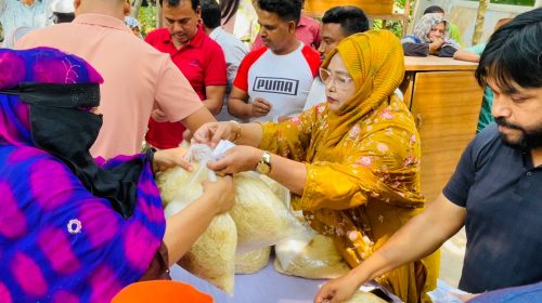 শশুরের নির্দেশ অনুযায়ী ২৮ বছর ধরে নিজ গ্রামের মানুষের মাঝে ঈদ সামগ্রী ও বস্ত্র বিতরণ করে যাচ্ছেন বিএনপি নেত্রী পাপিয়া