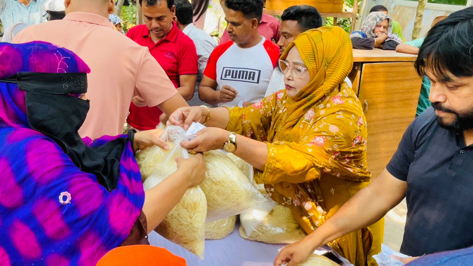 শশুরের নির্দেশ অনুযায়ী ২৮ বছর ধরে নিজ গ্রামের মানুষের মাঝে ঈদ সামগ্রী ও বস্ত্র বিতরণ করে যাচ্ছেন বিএনপি নেত্রী পাপিয়া