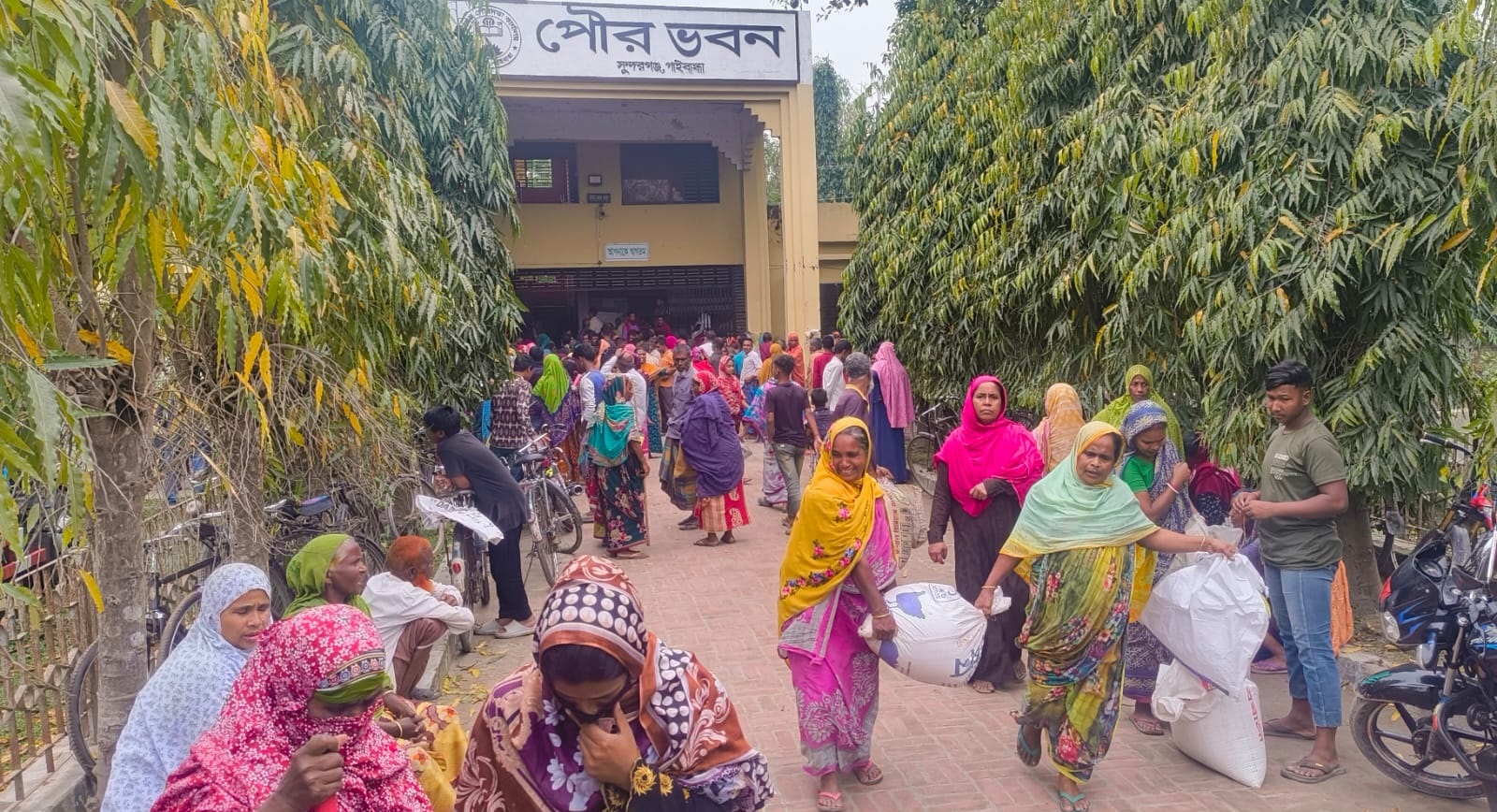 সুন্দরগঞ্জে দুস্থ ও অসহায় পরিবারের বরাদ্দকৃত ভিজিএফ এর চাল বিতরণে ব্যাপক অনিয়োম