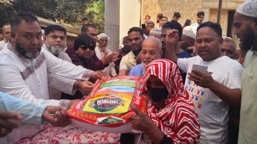 টঙ্গীবাড়ীতে সাখাওত হোসেন শেখের ব্যক্তিগত তহবিল থেকে ঈদ উপহার হিসেবে চাল বিতরণ