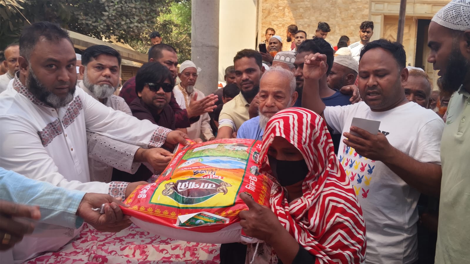 টঙ্গীবাড়ীতে সাখাওত হোসেন শেখের ব্যক্তিগত তহবিল থেকে ঈদ উপহার হিসেবে চাল বিতরণ