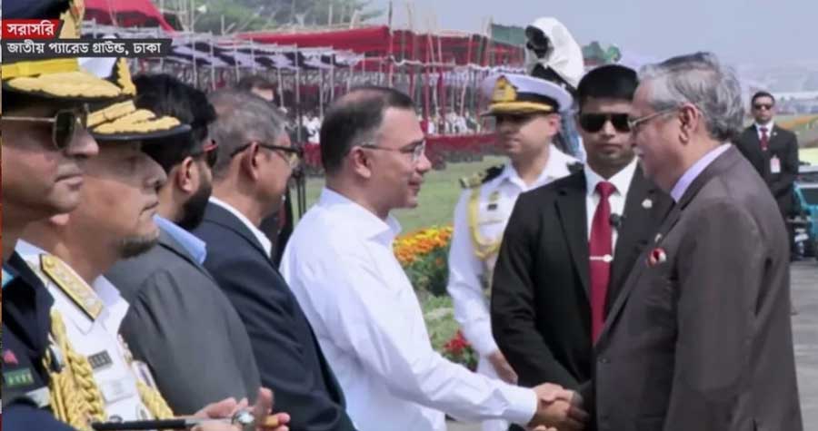 স্বাধীনতা দিবসের বর্ণাঢ্য কুচকাওয়াজে উপস্থিত রাষ্ট্রপতি ও প্রধানমন্ত্রী