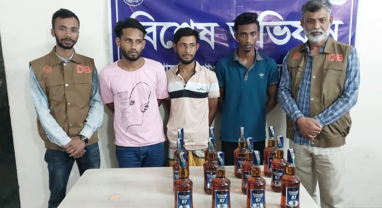 সাভার ও ধামরাইয়ে ডিবি'র অভিযানে মাদকসহ ৩ ব্যবসায়ী গ্রেফতার