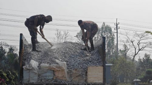 ‎হবিগঞ্জে বিজিবির অভিযানে ট্রাক ভর্তি পাথরের নিচে লুকানো ২ কোটি ৪ লক্ষ টাকার ভারতীয় কসমেটিকস জব্দ
