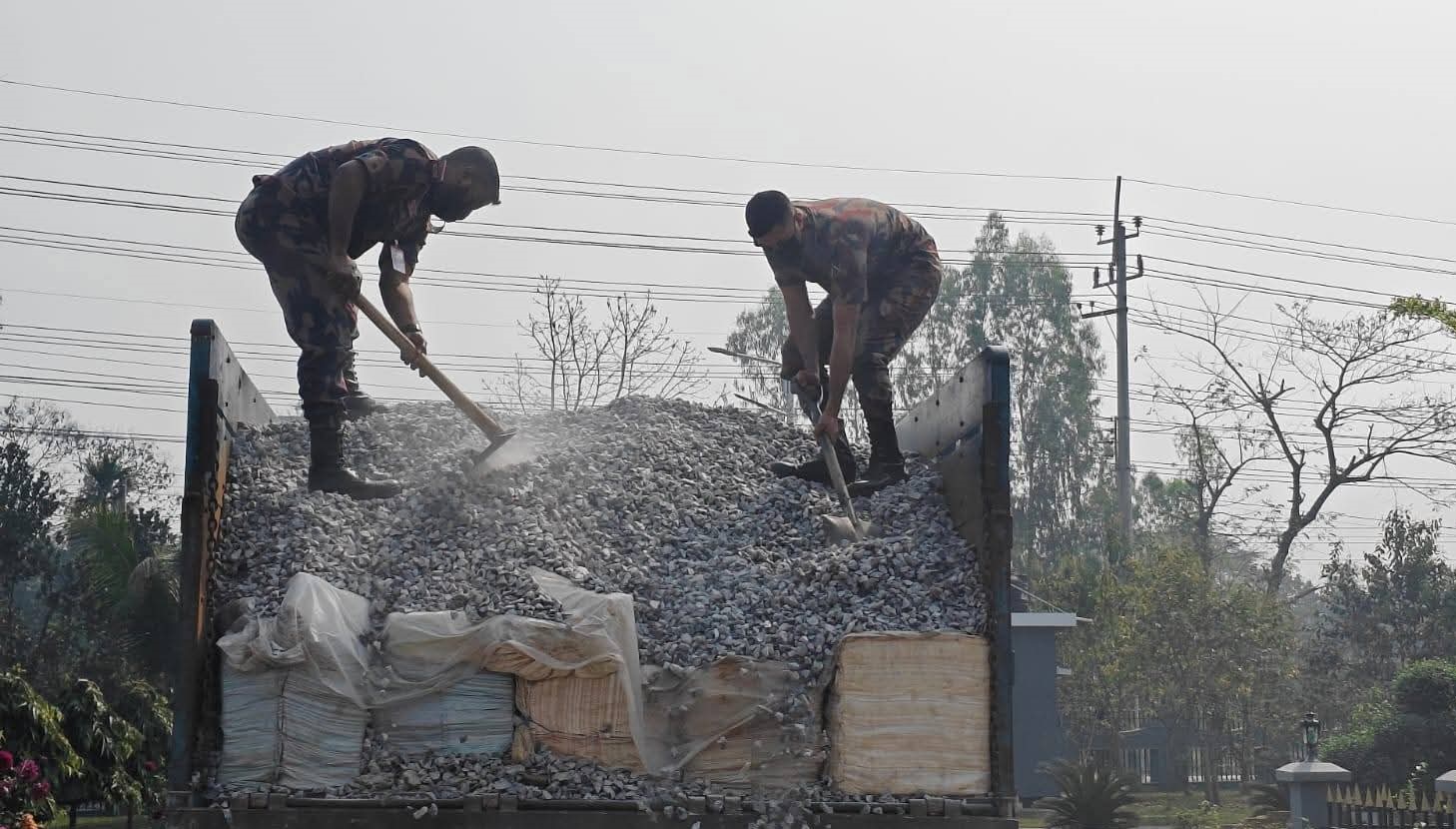 ‎হবিগঞ্জে বিজিবির অভিযানে ট্রাক ভর্তি পাথরের নিচে লুকানো ২ কোটি ৪ লক্ষ টাকার ভারতীয় কসমেটিকস জব্দ