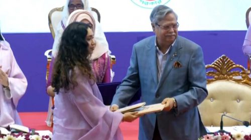 খালেদা জিয়া ‘শ্রেষ্ঠ অদম্য নারী’ সম্মাননা গ্রহণ করলেন জাইমা রহমান