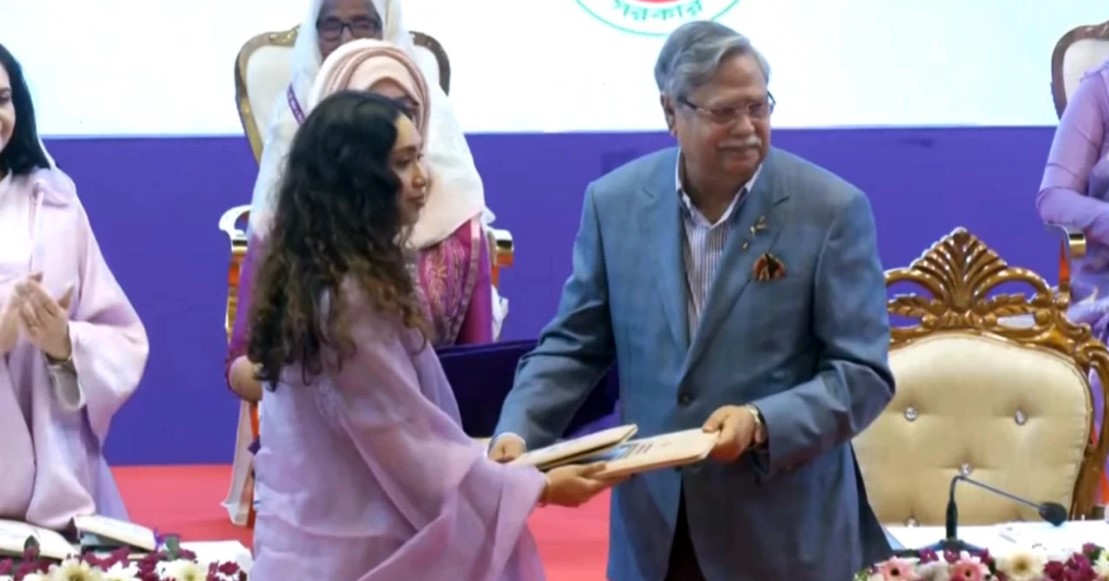 খালেদা জিয়া ‘শ্রেষ্ঠ অদম্য নারী’ সম্মাননা গ্রহণ করলেন জাইমা রহমান