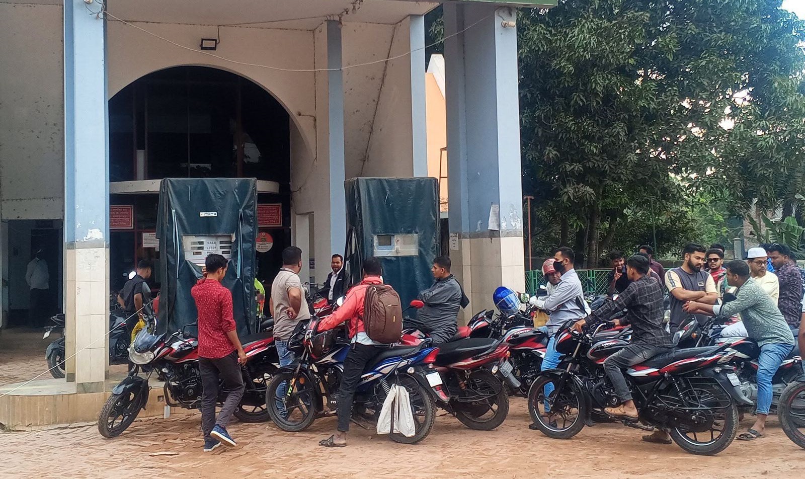 পাবনার বেড়ায় তেল সিন্ডিকেটের মূল হোতা বেড়া পৌর বিএনপির সভাপতি ফজলুর রহমান ফকিরের মালিকানাধীন লিনজা ফিলিং স্টেশন