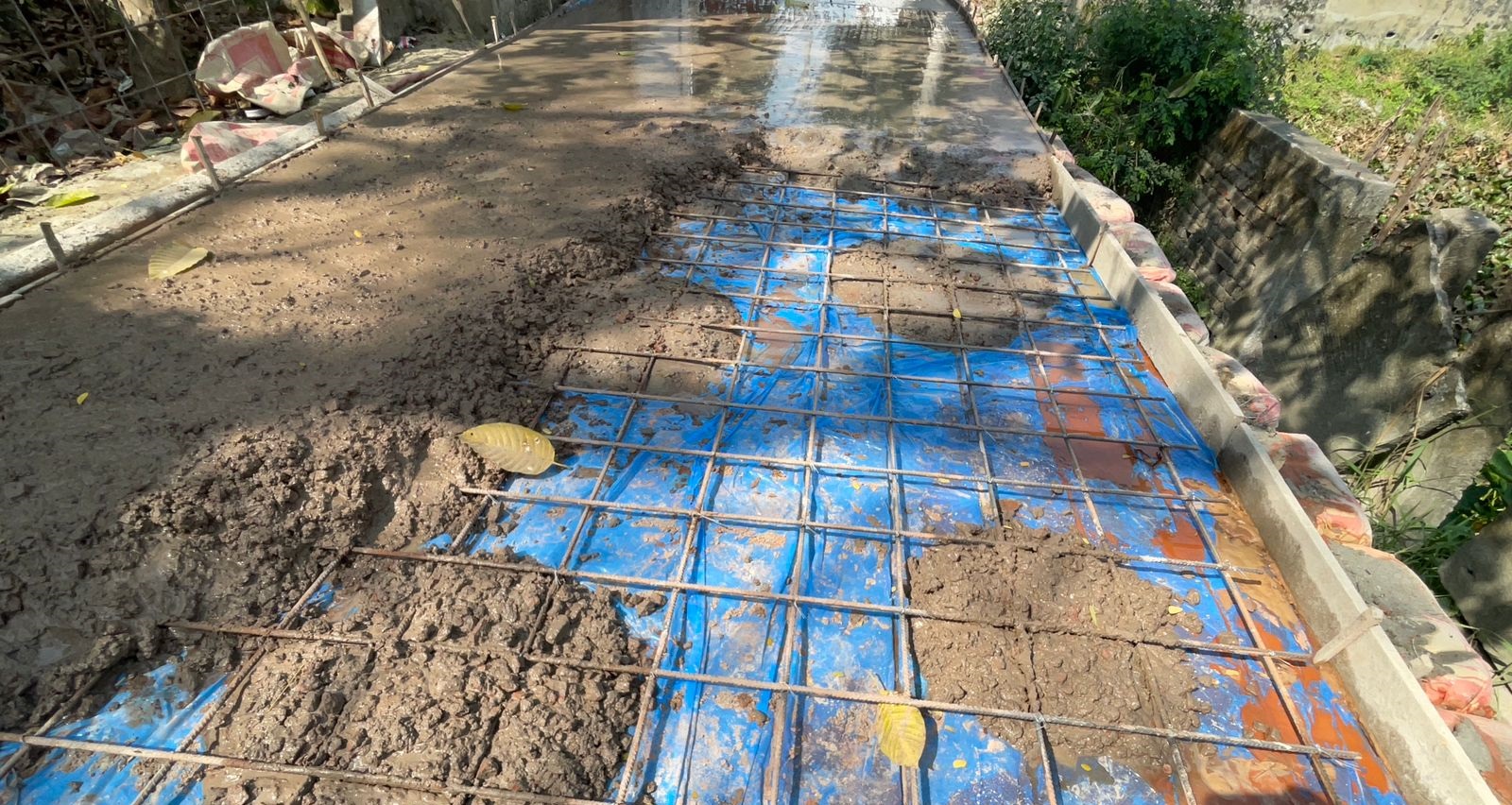 টঙ্গীবাড়িতে সরকারি সড়কে নিম্নমানের সামগ্রী ব্যবহারের অভিযোগ