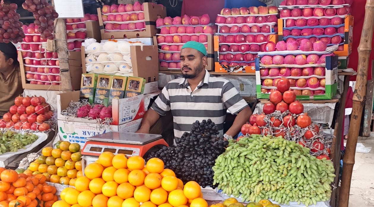 টঙ্গীবাড়ীতে পরিকল্পিতভাবে ফল ব্যবসায়ী কে নারী দিয়ে ফাঁসানোর অভিযোগ