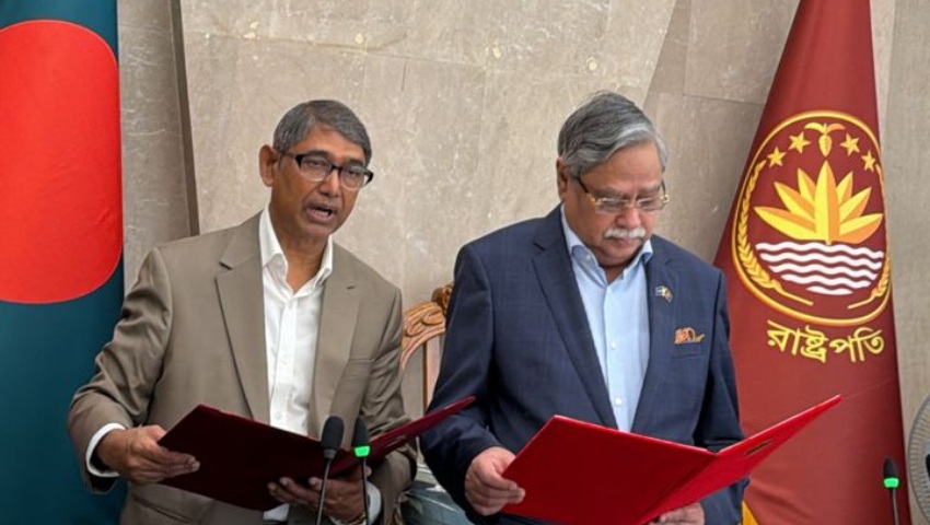 নতুন মন্ত্রী হিসেবে শপথ নিলেন আহমেদ আযম খান