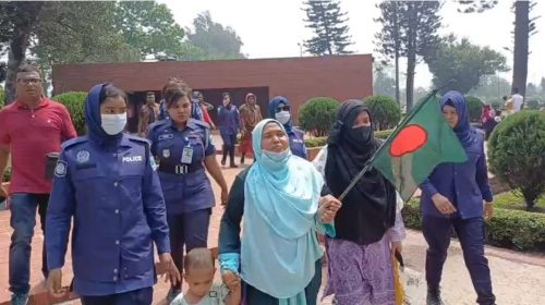 স্মৃতিসৌধে আ'লীগের পক্ষে শ্রদ্ধা জানাতে এসে দুই নারীসহ আটক ৩