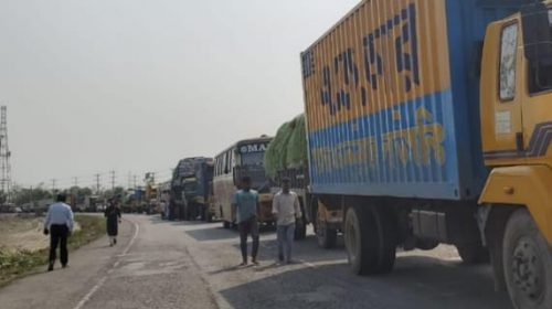 ঢাকা-সিলেট মহাসড়কে প্রাণ গেল পথচারীর, ক্ষোভে অবরোধে দীর্ঘ যানজট