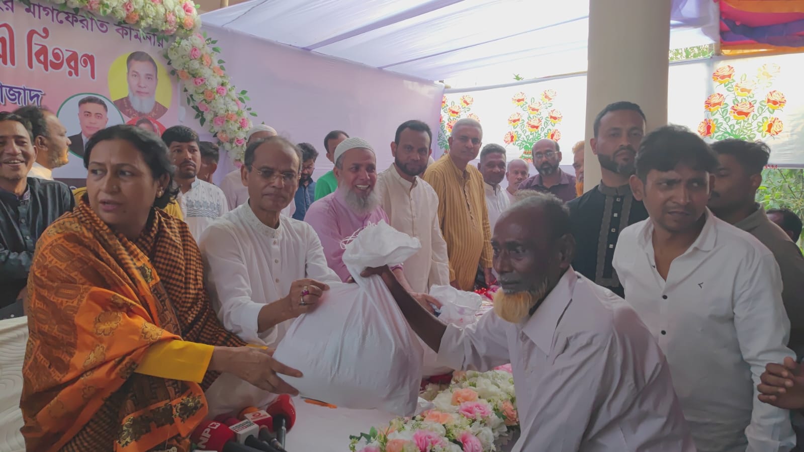 টঙ্গীবাড়ীতে খালেদা জিয়ার রুহের মাগফেরাত কামনায় দোয়া ও দুস্থদের মাঝে ঈদ সামগ্রী বিতরণ