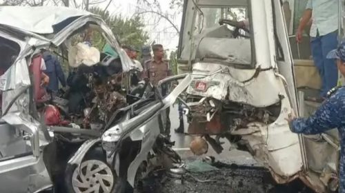 বাস-মাইক্রোবাসের ভয়াবহ সংঘর্ষে নিহত ১৩