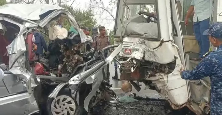 বাস-মাইক্রোবাসের ভয়াবহ সংঘর্ষে নিহত ১৩