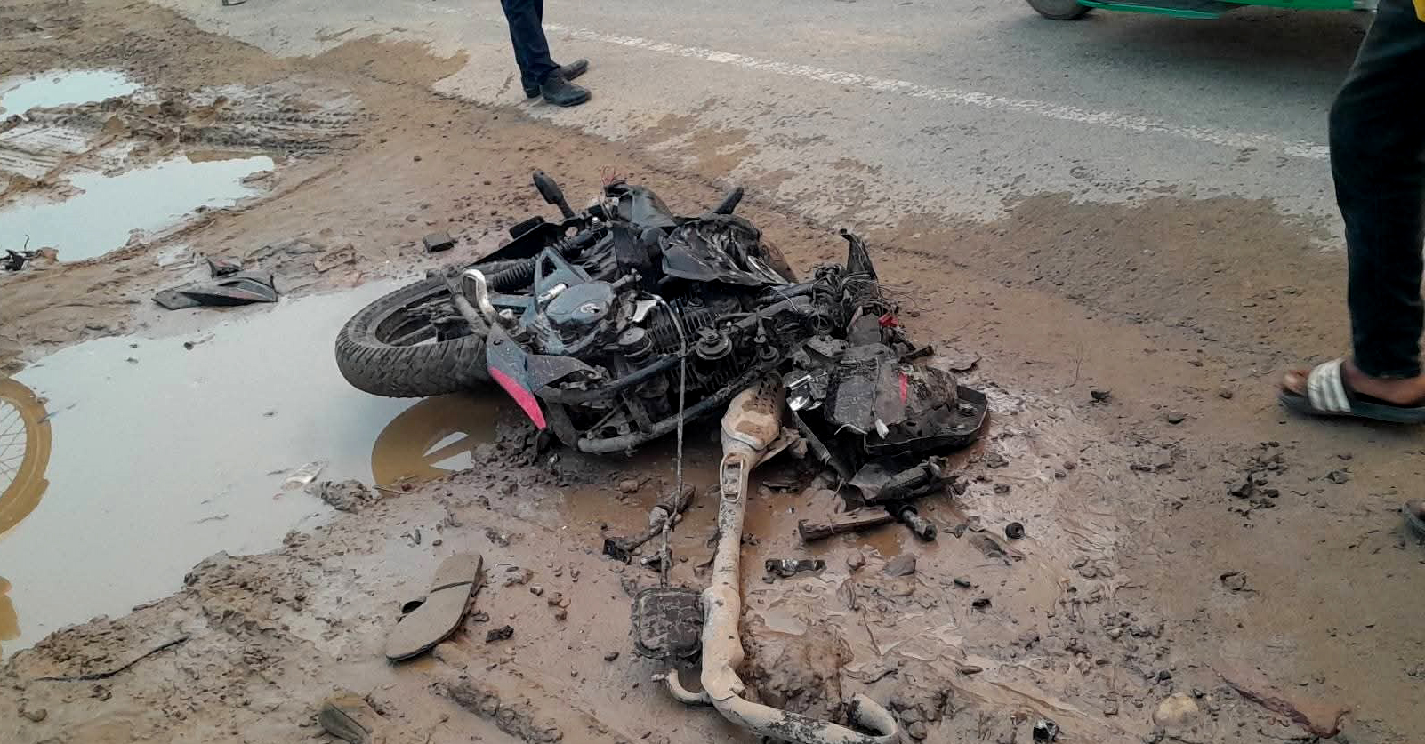 বাহুবলে মোটরসাইকেল-তেলের লড়ির মুখোমুখি সংঘর্ষে আরোহীর মৃত্যু