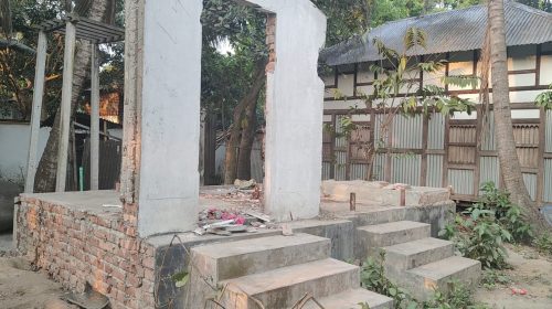 টঙ্গীবাড়িতে ছেলের বিরুদ্ধে মায়ের বসতঘর ভেঙে নেওয়ার অভিযোগ