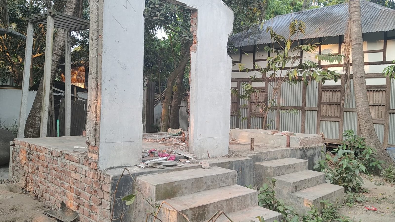 টঙ্গীবাড়িতে ছেলের বিরুদ্ধে মায়ের বসতঘর ভেঙে নেওয়ার অভিযোগ