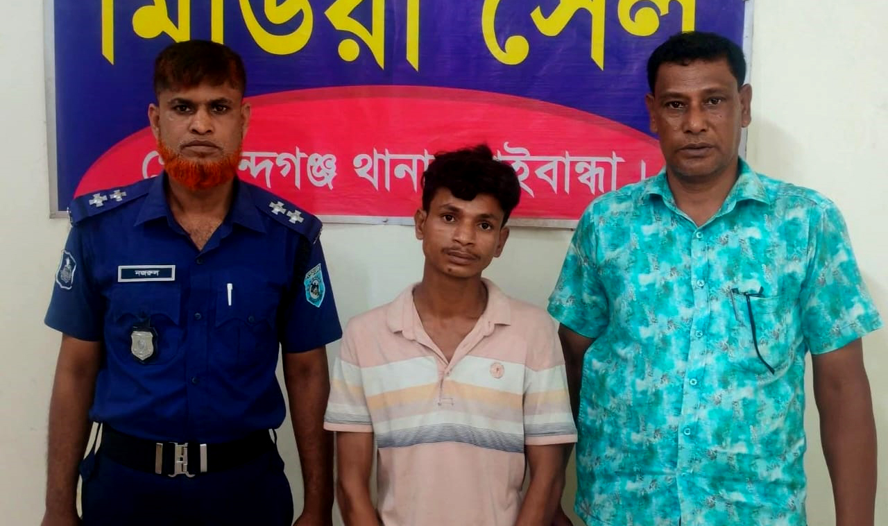 হাইওয়েতে চেকপোস্টে গোবিন্দগঞ্জে ৫ কেজি গাঁজা উদ্ধার