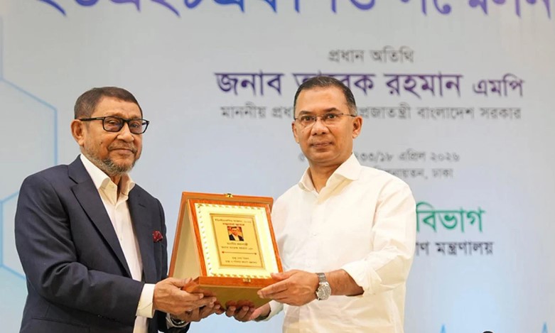 মন্ত্রী সাহেব, প্রশংসা একটু কম কইরেন: স্বাস্থ্যমন্ত্রীকে প্রধানমন্ত্রী