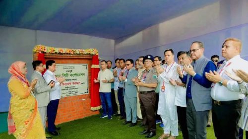 বগুড়া জেলা ও দায়রা জজ আদালতে নবনির্মিত আইনজীবী ভবনের নামফলক উন্মোচন