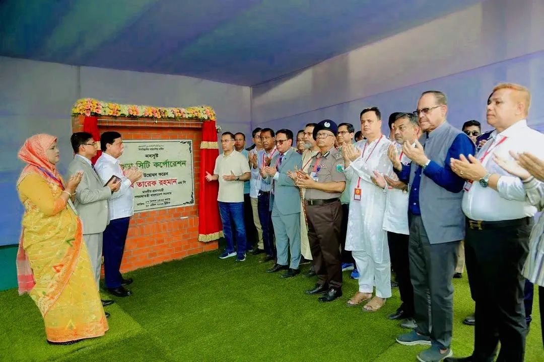 বগুড়া জেলা ও দায়রা জজ আদালতে নবনির্মিত আইনজীবী ভবনের নামফলক উন্মোচন