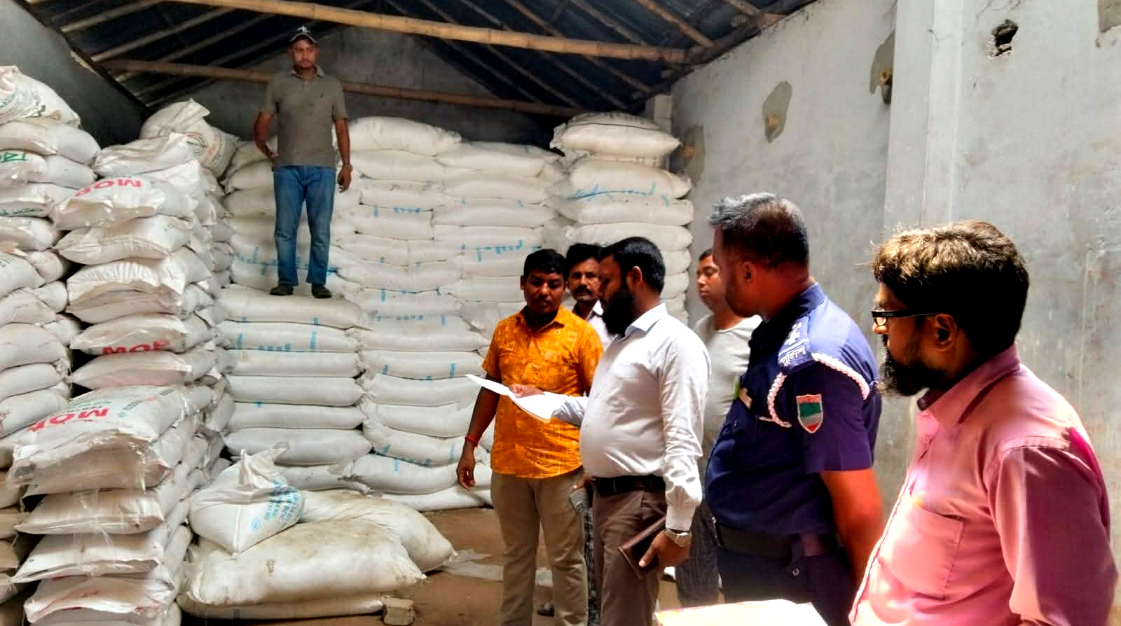 শৈলকুপায় অবৈধ সার মজুদের দায়ে দুই ডিলারের ৫০,০০০ টাকা অর্থদণ্ড