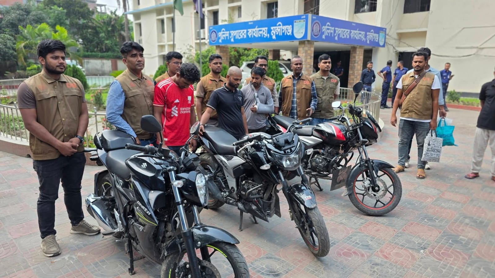 মুন্সীগঞ্জে আন্তঃজেলা মোটরসাইকেল চোর চক্রের ৩ সদস্য গ্রেফতার, উদ্ধার ৩ মোটরসাইকেল