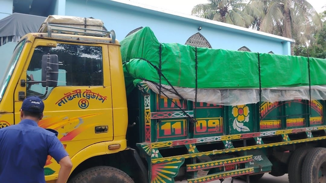 সাভারে সরকারি গুদামের ৩৬১ বস্তা চালসহ ট্রাক জব্দ