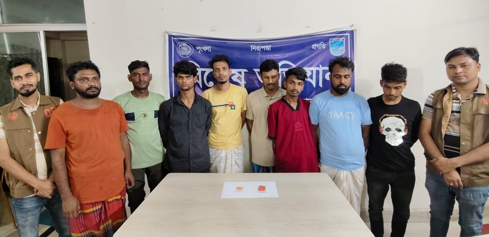 সাভারে ডিবির বিশেষ অভিযান: মাদক ও ছিনতাইকারী চক্রের ৮ সদস্য গ্রেফতার