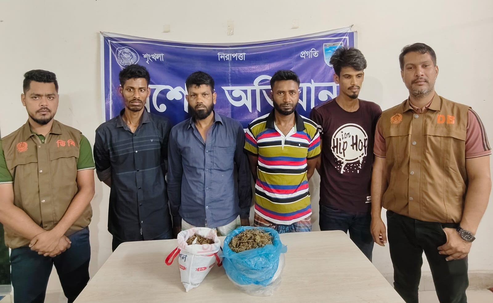 আশুলিয়ায় ডিবি উত্তরের বড় সাফল্য: দেড় কেজি গাঁজাসহ ৪ মাদক কারবারি গ্রেফতার