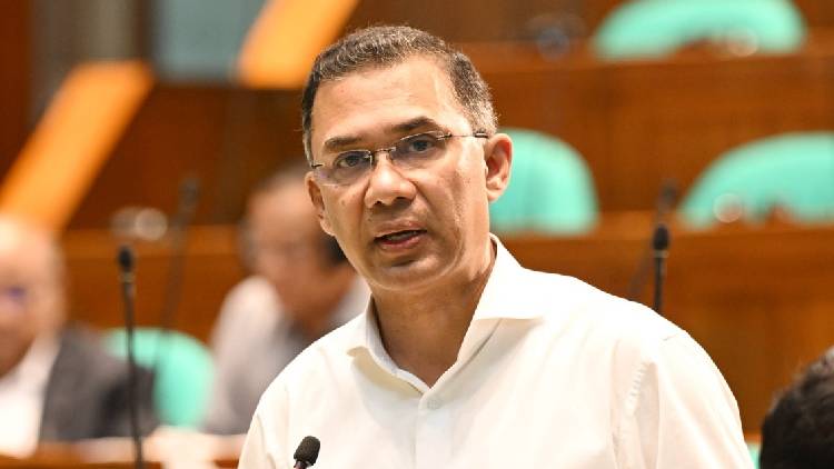 বিশ্বখ্যাত মার্কিন সাময়িকী টাইম ম্যাগাজিনের প্রকাশিত বিশ্বের ১০০ প্রভাবশালী ব্যক্তির তালিকায় স্থান পেয়েছেন বিএনপির চেয়ারম্যান ও বাংলাদেশের প্রধানমন্ত্রী তারেক রহমান।বুধবার (১৫ এপ্রিল) ২০২৬ সালের প্রভাবশালী ১০০ ব্যক্তির তালিকা প্রকাশ করেছে টাইম। তালিকাটি সাধারণত বিশ্বের রাজনীতি, অর্থনীতি, সংস্কৃতি ও সমাজে গুরুত্বপূর্ণ প্রভাব ফেলা ব্যক্তিদের স্বীকৃতি হিসেবে প্রকাশ করে।ম্যাগাজিনে তারেক রহমানকে নিয়ে মুখবন্ধটি লিখেছেন টাইমের সিঙ্গাপুর ব্যুরো অফিসের সম্পাদক ও ভূ-রাজনীতি বিশেষজ্ঞ চার্লি ক্যাম্পবেল। মুখবন্ধে বলা হয়, মাত্র কয়েক মাস আগেও তারেক রহমান সবুজে ঘেরা লন্ডনের দক্ষিণ-পশ্চিমাঞ্চলে নির্বাসিত জীবন কাটাচ্ছিলেন। কিন্তু ২০২৪ সালে বাংলাদেশের স্বৈরাচারী প্রধানমন্ত্রী শেখ হাসিনা ক্ষমতাচ্যুত হলে ৫৭ বছর বয়সী এই রাজনৈতিক উত্তরসূরি বিরোধী আন্দোলনের কর্মী থেকে সম্ভাব্য জাতীয় নেতায় পরিণত হন। এই নিয়তি তিনি ফেব্রুয়ারিতে বাস্তবে রূপ দেন, ১৭ বছর মাতৃভূমি থেকে বিচ্ছিন্ন থাকার পর নির্বাচন ভূমিধস জয়ের মাধ্যমে। এই বিজয়ের মাধ্যমে তারেক রহমান তার মা খালেদা জিয়ার পদাঙ্ক অনুসরণ করেন। খালেদা জিয়া ছিলেন বাংলাদেশের প্রথম নারী প্রধানমন্ত্রী। তারেক রহমান ঢাকায় ফেরার মাত্র পাঁচ দিন পরই মারা যান খালেদা জিয়া। জানুয়ারিতে টাইমের সঙ্গে সাক্ষাৎকার দেওয়ার সময়ও তিনি শোকাহত ছিলেন। তবে তিনি প্রতিশ্রুতি দেন, এই শোককে কাজে লাগিয়ে ১৭ কোটি মানুষের দেশকে ঐক্যবদ্ধ করবেন এবং দক্ষিণ এশিয়ার দ্বিতীয় বৃহত্তম অর্থনীতিকে আবারও গতিশীল করে তুলবেন। বাংলাদেশ বর্তমানে উচ্চ মূল্যস্ফীতি ও যুব বেকারত্বে জর্জরিত। পাশাপাশি আঞ্চলিক পরাশক্তি ভারতের সঙ্গে সম্পর্কও ইতিহাসের সর্বনিম্ন পর্যায়ে নেমে এসেছে। এসব সমস্যার দ্রুত সমাধান জরুরি। এতে আরও বলা হয়, শূন্য দশকের দুর্নীতির অভিযোগগুলো (যদিও পরে আদালত সেগুলো খারিজ করেছে) তার সম্ভাব্য ‘হানিমুন পিরিয়ড’-কে অন্যদের তুলনায় সংক্ষিপ্ত করে দিতে পারে। তবে দীর্ঘদিন রাজনৈতিক অঙ্গনের বাইরে থাকার পর তিনি আর সময় নষ্ট করতে চান না। তারেক রহমান বলেন, 'আমাদের একসঙ্গে কাজ করতে হবে, ঐক্যবদ্ধ হতে হবে, যাতে মানুষ তাদের রাজনৈতিক অধিকার ফিরে পায়।' ১০০ প্রভাবশালী তালিকায় আরও আছেন গুগলের সিইও সুন্দর পিচাই, পোপ লিও চতুর্দশ, ভারতের অভিনেতা রণবীর কাপুর, অভিনেত্রী ডকোটা জনসন, ইরানের চলচ্চিত্র পরিচালক জাফর পানাহি, মার্কিন পররাষ্ট্রমন্ত্রী মার্কো রুবিও, ট্রাম্পের বিশেষ দূত স্টিভ উইটকফ, ইসরায়েলের প্রধানমন্ত্রী বেনিয়ামিন নেতানিয়াহু, নিউইয়র্কের মেয়র জোহরান মামদানি, ডোনাল্ড ট্রাম্প, শি জিনপিং প্রমুখ।