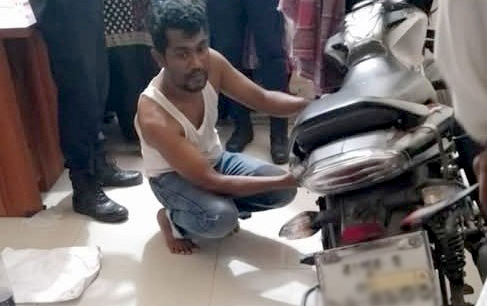 সুন্দরগঞ্জে কালোবাজারে তেল বিক্রির দায়ে মাদ্রাসা শিক্ষককে ৫ হাজার টাকা জরিমানা