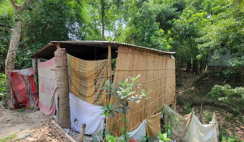 রাস্তার পাশে ঝুপড়ি ঘরে মানবেতর জীবন কবির-রাশেদা দম্পতির