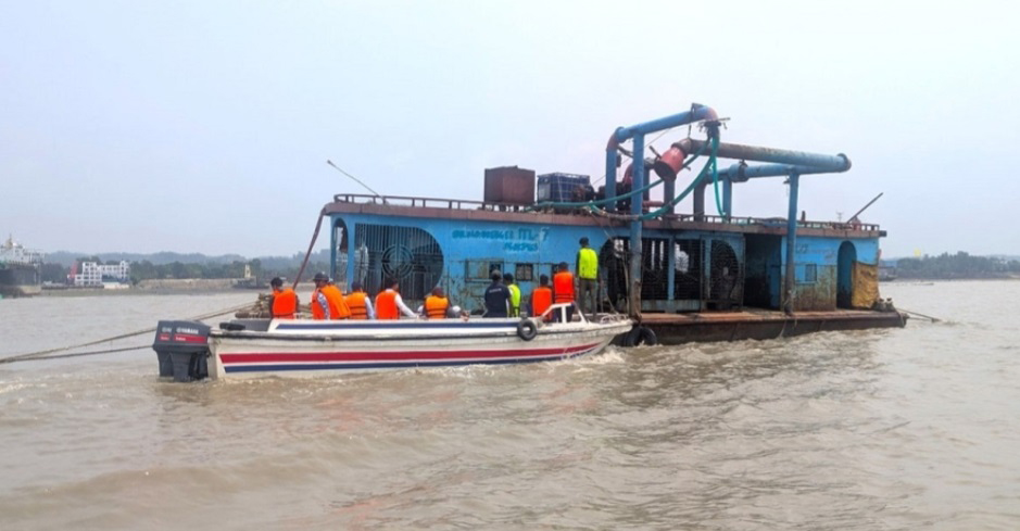 সীতাকুণ্ডে অবৈধভাবে বালু উত্তোল ৫ প্রতিষ্ঠানকে জরিমানা