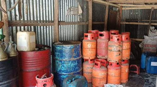সুন্দরগঞ্জে বেশি দামে গ্যাস সিলিন্ডার বিক্রিতে সাধারণ মানুষের চরম ভোগান্তি