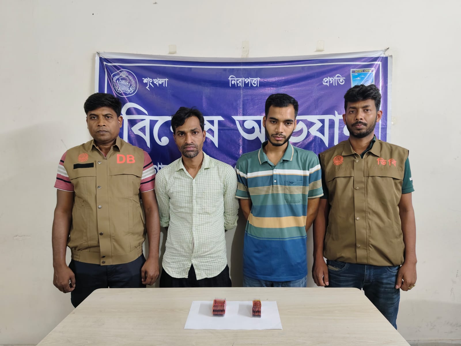 আশুলিয়ায় ১৭০ পিস মাদকদ্রব্যসহ দুই ব্যবসায়ী গ্রেফতার