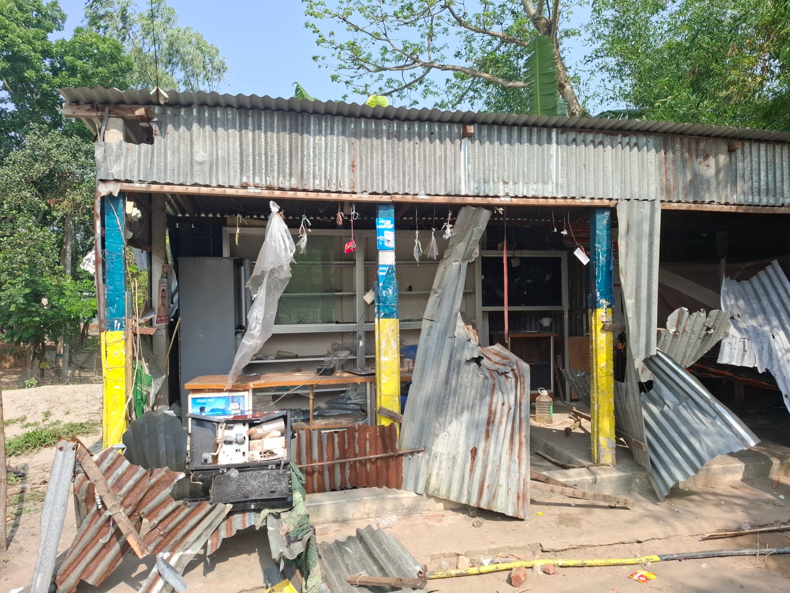 টাঙ্গাইলে তুচ্ছ ঘটনাকে কেন্দ্র করে দফায় দফায় সংঘর্ষ-হামলা ও লুটপাট